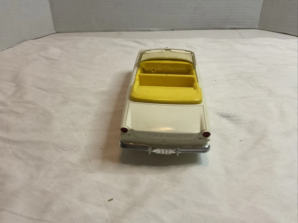 1962 Studebaker Lark Two-Door Convertible, Dealer Promo Model Car 1/24 - Image 4 of 4