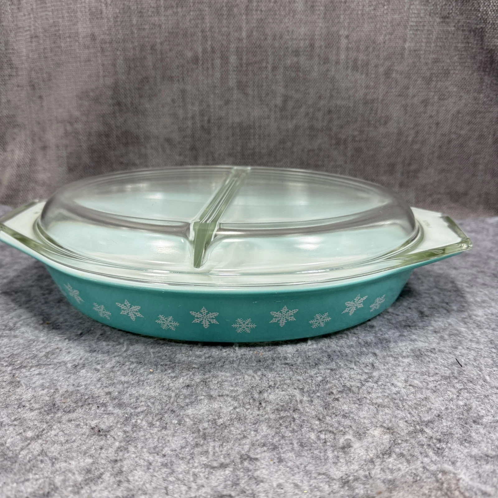 Vintage Pyrex Snowflake Blue Divided Casserole Baking Dish 945 C 1.5 Qt W/ Lid