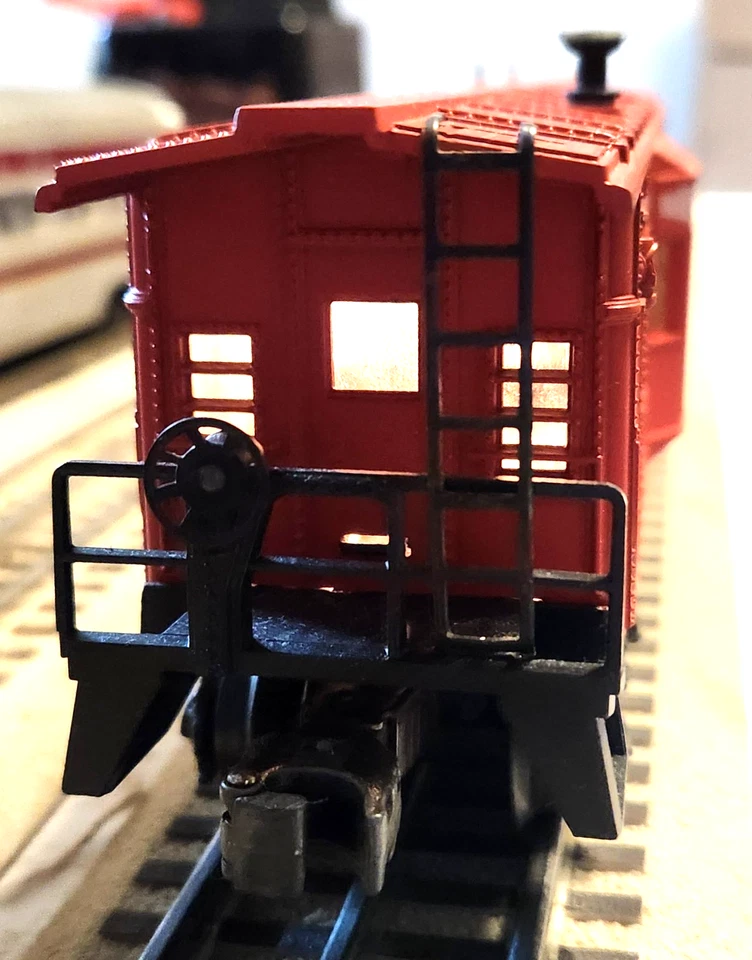 Lionel 6517 BAY WINDOW CABOOSE IN GOOD CONDITION WITH UNDER SCORED LETTERING. - Image 3 of 4