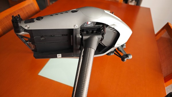 DRONE DJI GRIS CON LICENCIAS PRORES Y DNG RAW , COMO NUEVO.