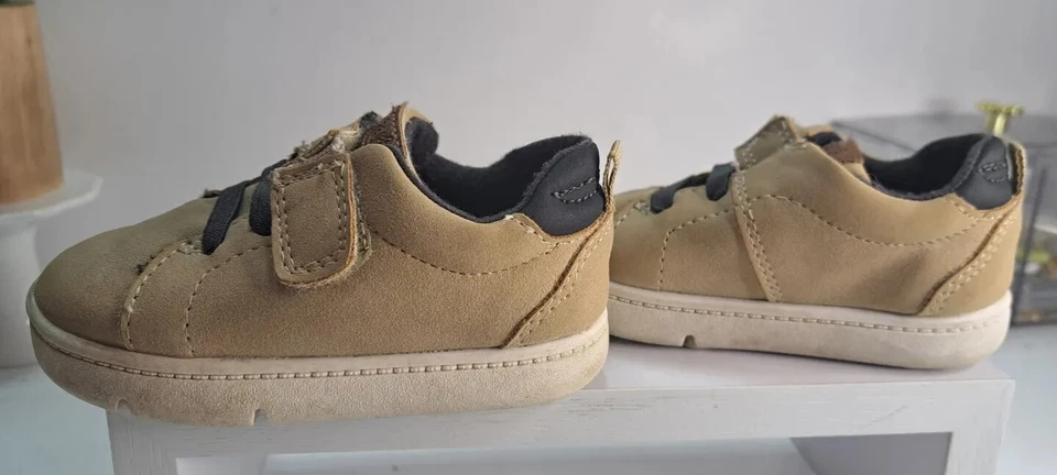 Zapatos Carter's Boy para niños pequeños talla 4,5 sujetadores táctiles tostados Foto 2 de 4