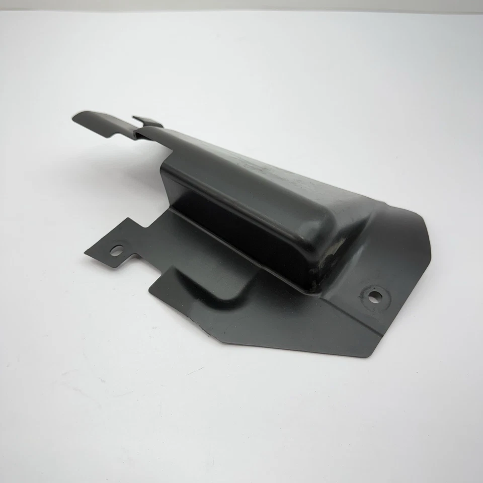 Cadillac XTS 2013-2019 base carcasa delantera protector contra salpicaduras 23254570 fabricante de equipos originales Foto 4 de 4