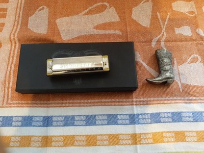 Marlboro Feuerzeughülle - Cowboystiefel und Mundharmonika Hohner Big River Harp