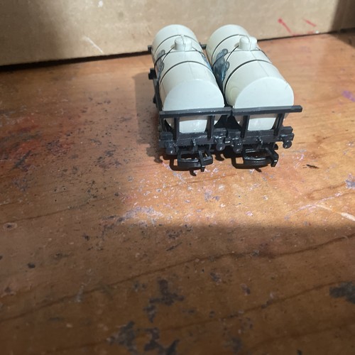 2x Bachmann Trains Thomas HO OO Dairy Cream Tanker Original Version 77032 Hornby - Picture 4 of 6