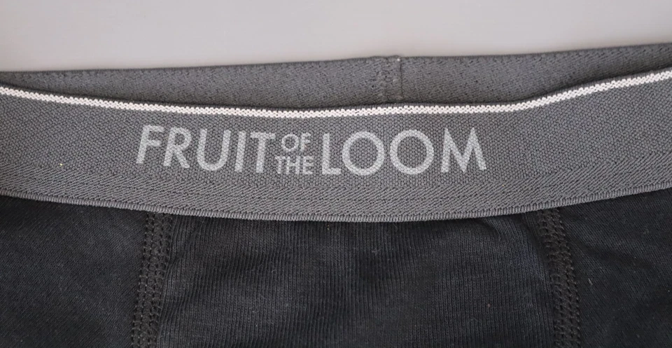 Paquete de 7 calzoncillos boxer de pierna corta Fruit of the Loom para hombre tallas M, negros/grises Foto 3 de 4