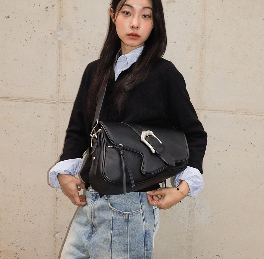 [IUGAMAKARAS] Bumpy Buckle Holster Bag /追跡付 MUSINSA | IUGAMAKARAS Bumpy Buckle Holster Bag