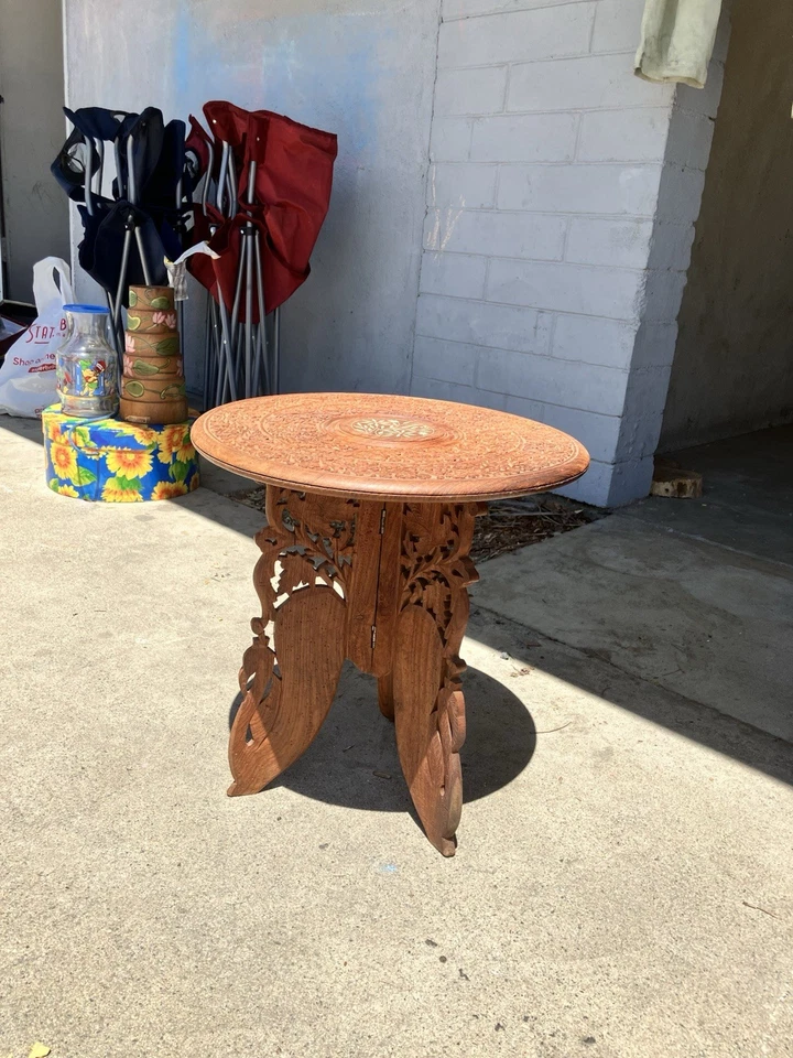 Antigua mesa auxiliar redonda plegable india tallada a mano con incrustaciones de madera Foto 4 de 4