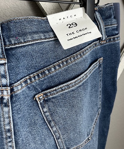 ¡NUEVO CON ETIQUETAS! Pantalones de mezclilla de maternidad Hatch The Crop para mujer 29 Under Belly Kick acampanados - Imagen 7 de 9