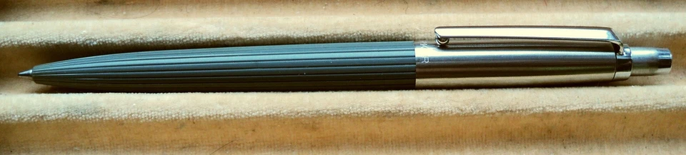VINTAGE PARKER JOTTER in GRAY-RIBBED BAR / CHROM ! ca.1956 , FINE BRASS WINDING - Bild 1 von 1