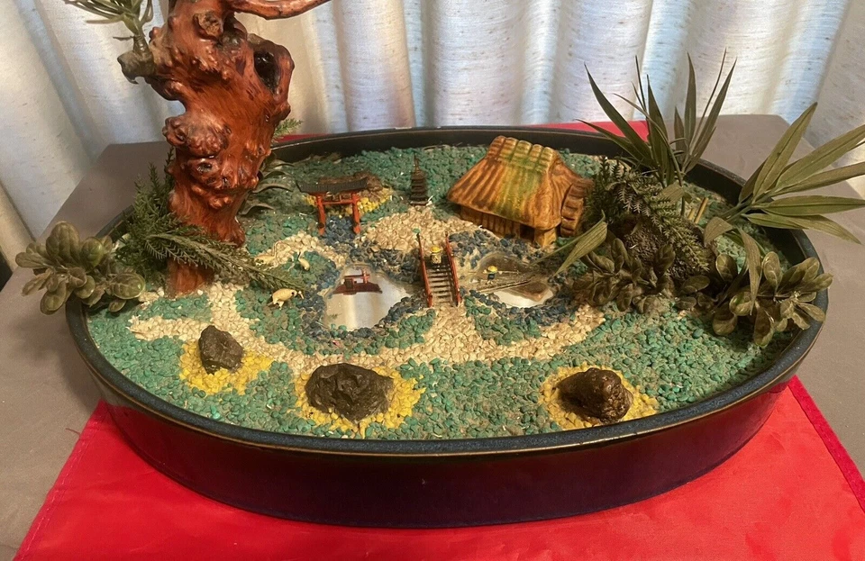 ENORME diorama de jardín zen asiático: árbol, cabaña, estanque, figuras de 20” de largo x 15” de alto Foto 4 de 4