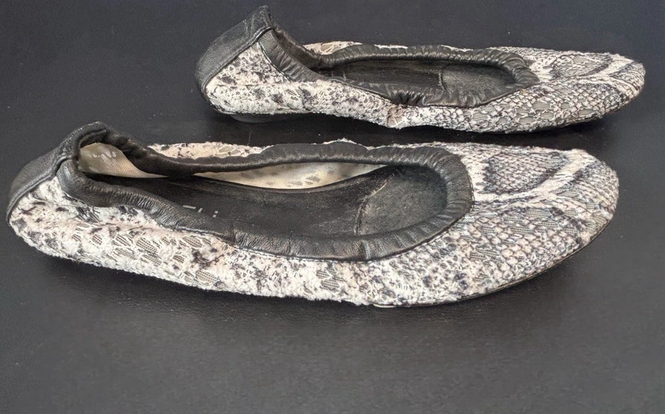Zapatilla de ballet Vaneli piel de serpiente blanca y negra para mujer talla US 4,5 Foto 4 de 4