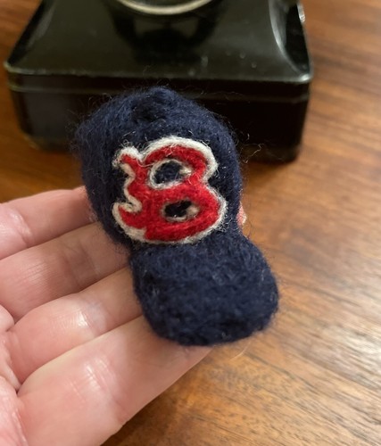 Hecha a mano con aguja fieltro lana roja similar a los SOX adorno BOSTON, HECHA EN EE. UU. - Imagen 3 de 3
