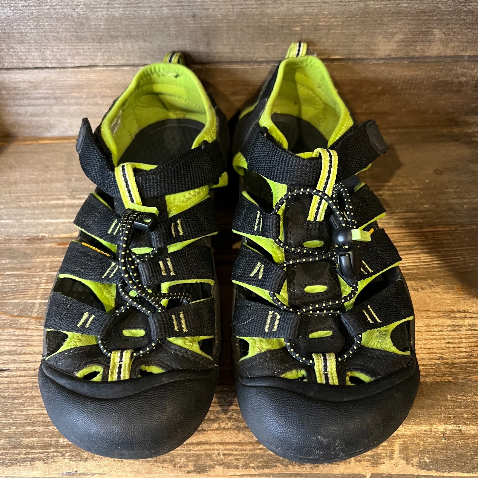 Sandali scarpe neri impermeabili Keen Newport H2 per bambini grandi taglia 6 Y in ottime condizioni