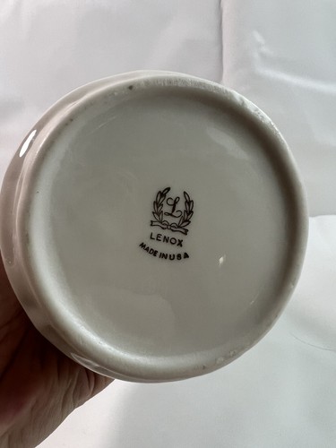 Jarrón vintage de porcelana Lenox hoja de acanto marfil 8,5" de alto hecho en EE. UU. USADO EN EXCELENTE ESTADO - Imagen 3 de 5