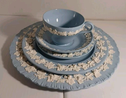 Etruia Wedgwood Queensware White On Blue Shell 5 Piece Dinnerware Set England