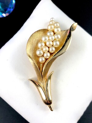 【Crown Trifari】パールリーフブローチ GORGEOUS 1960'S CROWN TRIFARI GOLD-TONE FAUX PEARL LILY OF THE