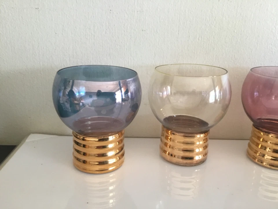 8 verres ballon anciens de couleur, pieds dorés - Photo 2/4
