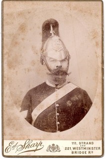Soldat / Kavallerist im Helm alte Kabinettkarte / Foto von Sharp