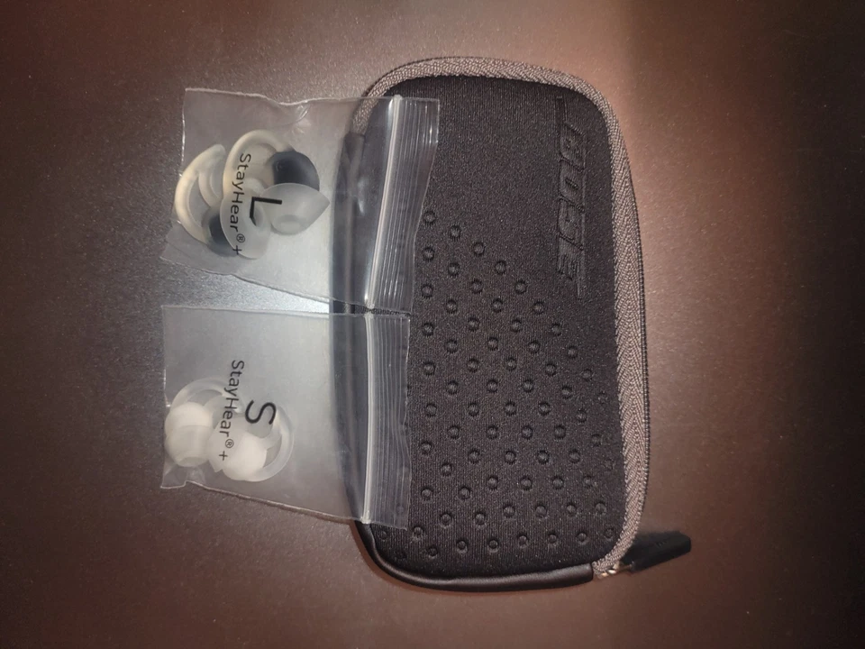 Auriculares intrauditivos Bose QC20i silenciosos cómodos, cancelación de ruido, negros Foto 2 de 3