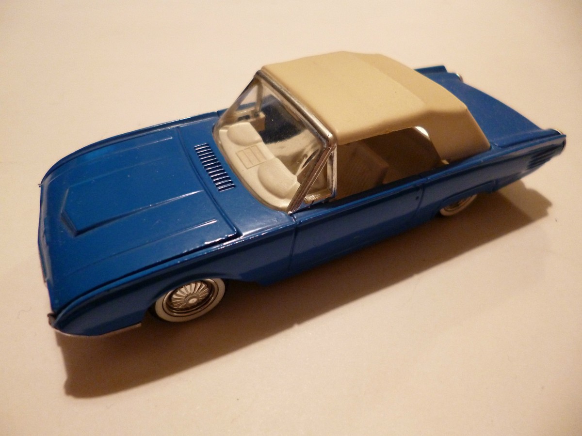 SOLIDO FORD THUNDERBIRD 1961 4504) IN CONDIZIONI OTTIME