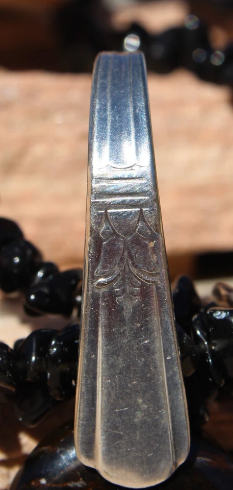 Colgante ojo de tigre. Setting es un tenedor de cóctel vintage chapado en plata de ley. Foto 3 de 4