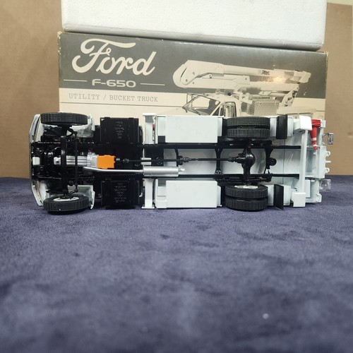 First Gear 1:34 Scale Ford F-650 Utility Bucket Truck Rayle EMC 10-3048K - Imagen 12 de 19