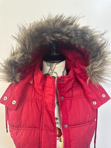 [M] Damen Aéropostale Puffer Weste ärmellose Jacke Kunstfell Kapuze rot - Bild 2 von 8