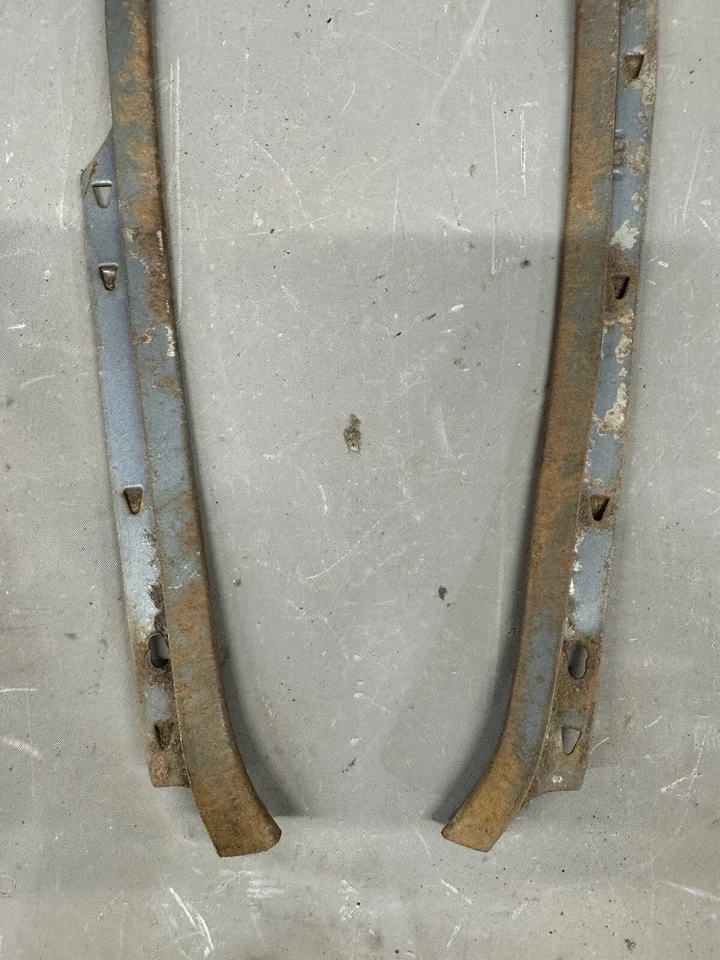 Chevy Impala 1959 1960 puerta abatible panel de jamba tachuela tira retenedor derecha derecha BelAir OEM Foto 2 de 4