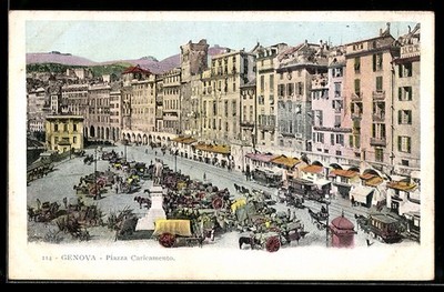 AK Genova, Piazza Caricamento con mercato animato e edifici storici 