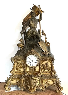 1- GRANDE PENDULE TRÈS DÉCORATIVE AU GUERRIER MÉDIÉVAL TEMPLIER CROISADE - Photo 1/4