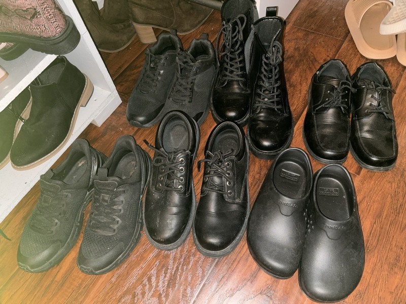 Variety of Non slip work shoes. Per pair.
