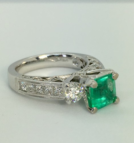 Anillo de compromiso fino de diamantes y esmeraldas colombianas de 4,70 quilates - Imagen 1 de 9