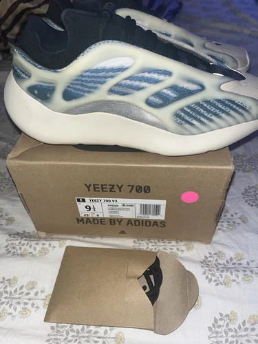 Size 9.5 - adidas Yeezy 700 V3 Kyanite