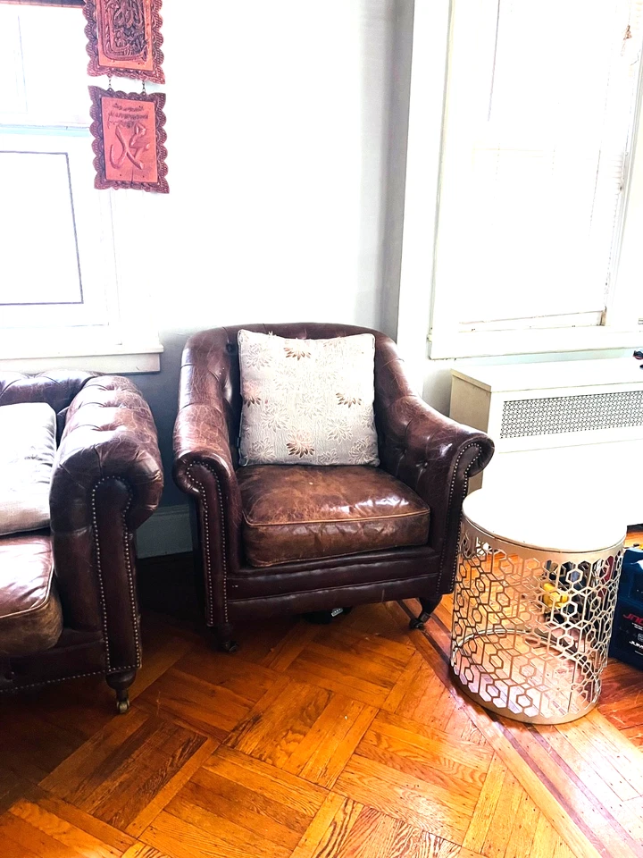 Sofá Chesterfield vintage cuero marrón cigarro Carolina Leather House Inc acolchado Foto 3 de 4