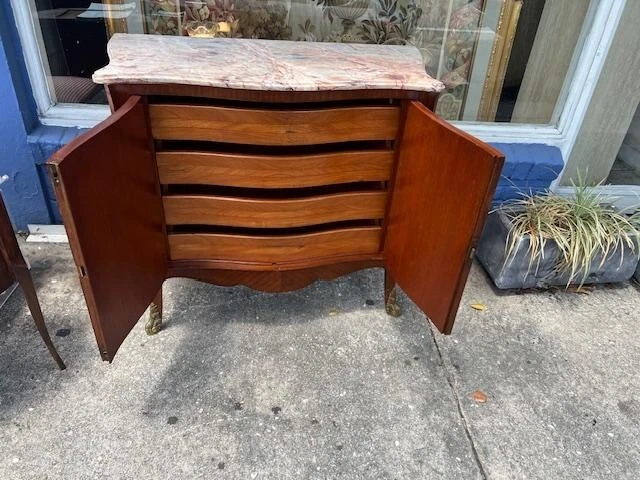 Antiguo armario francés de 2 puertas de caoba serpentina. Foto 3 de 4