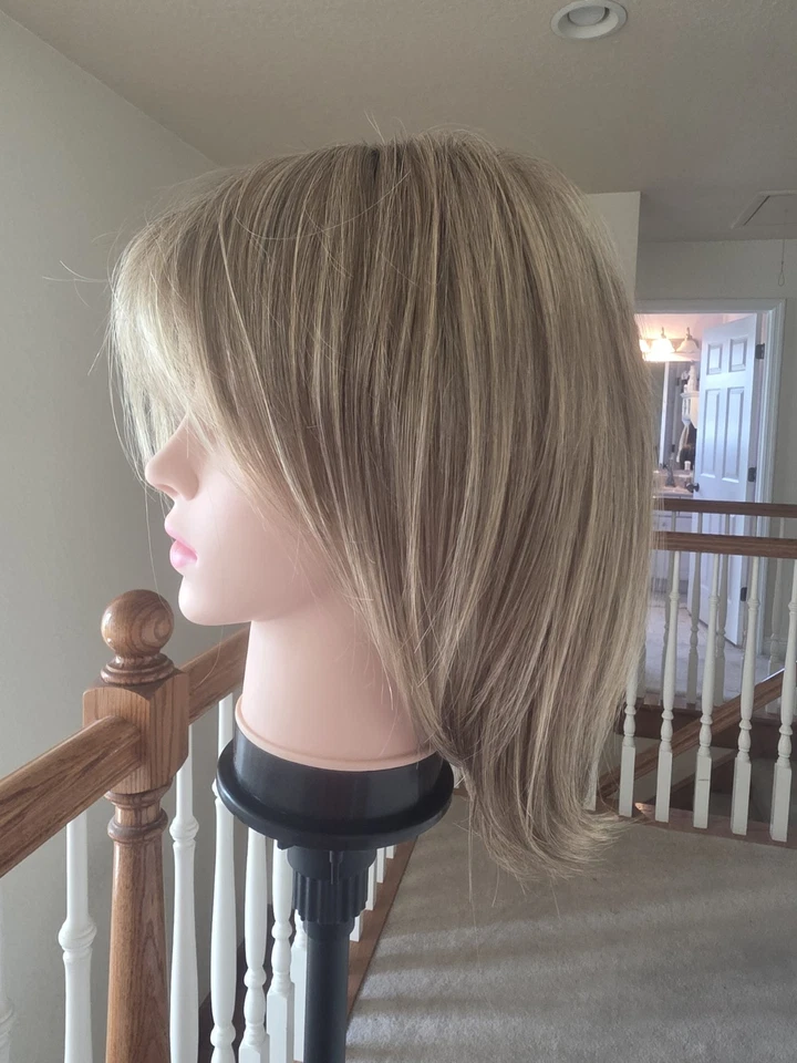 Pelucas Diana By Godiva's Secret en miel de primavera con frente de encaje. Talla media BNWT Foto 2 de 4