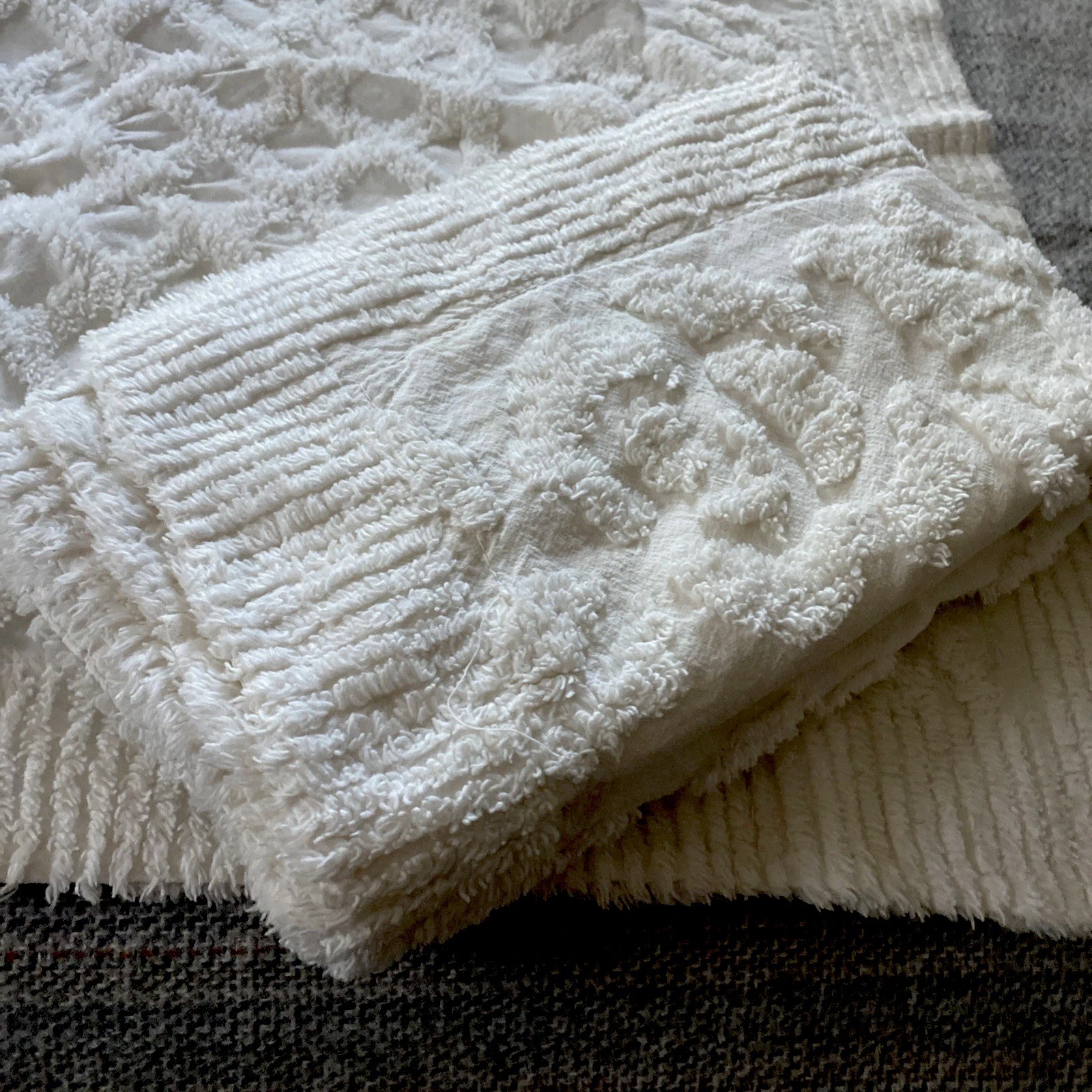 Vintage Jc Penny White Pillow Shams Chenille Standard  Set Of 2 Lovely