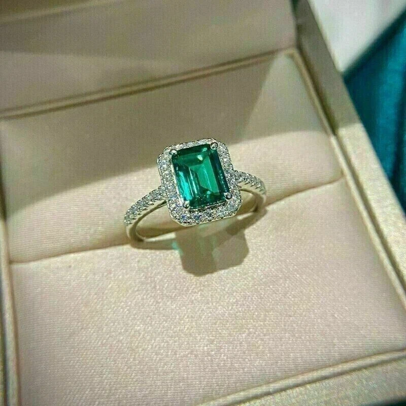 Anillo de compromiso esmeralda verde simulado corte esmeralda de 3,0 quilates enchapado en oro blanco de 14 k Foto 2 de 4