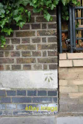 Foto 6x4 Benchmark auf Wandpier am St Charles Hospital, St Marks Road Ke c2011