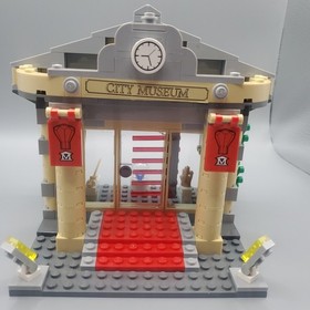 LEGO City Museum Break-In (60008).  Mini Figs. Museum And Escape Car