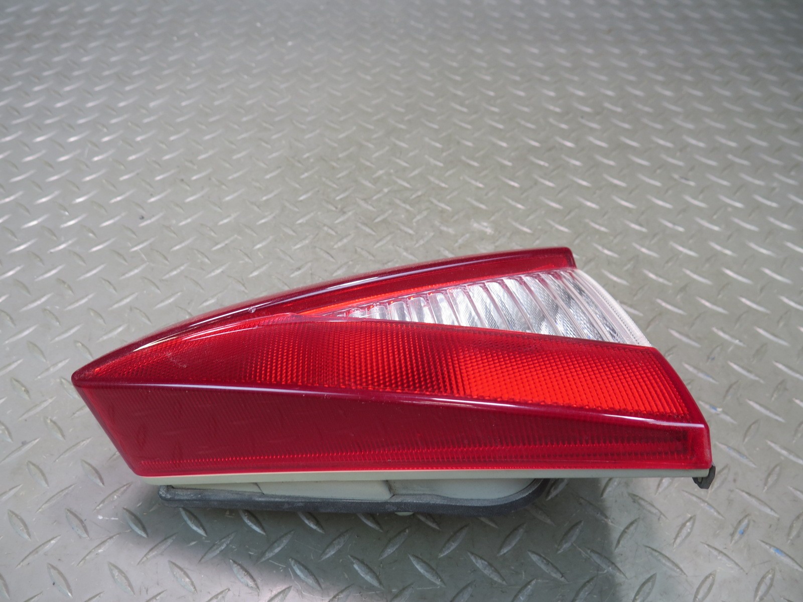 2008-2012 MASERATI GRANTURISMO M145 REAR RIGHT INNER TAIL LIGHT LAMP 231568