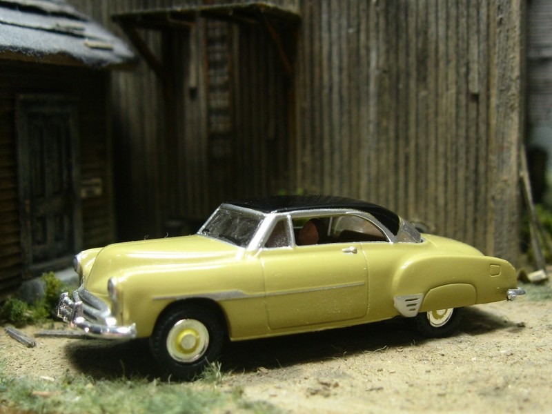 1:87 HO Scale Woodland Scenics 40's Coupe w/Passenger & Driver