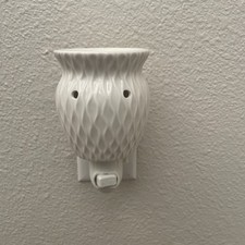 Scentsy CRINKLE Electric Wall Plug-In Wax Warmer Night Light with box