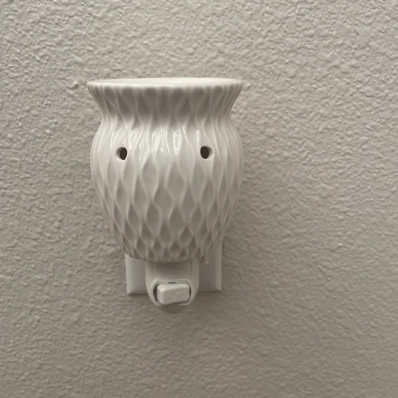 Scentsy CRINKLE Electric Wall Plug-In Wax Warmer Night Light with box