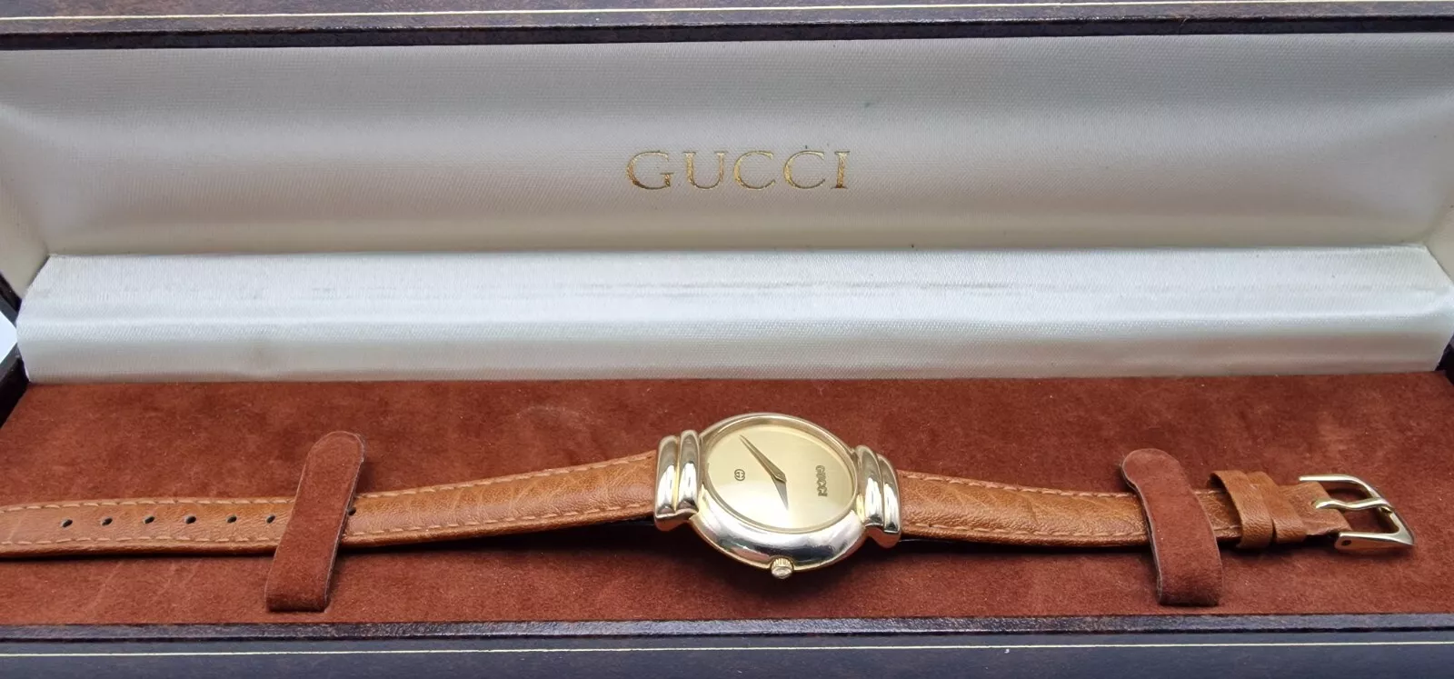 Montre femme Gucci 5300J plaqué or avec cadran champagne dans sa boîte Gucci.