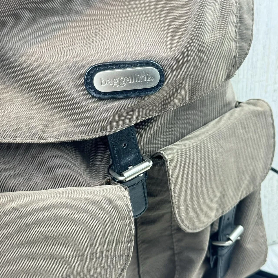 Mochila BAGGALLINI Get Out of Town Bagg Resistente al Agua Nylon Marrón Claro Foto 3 de 4