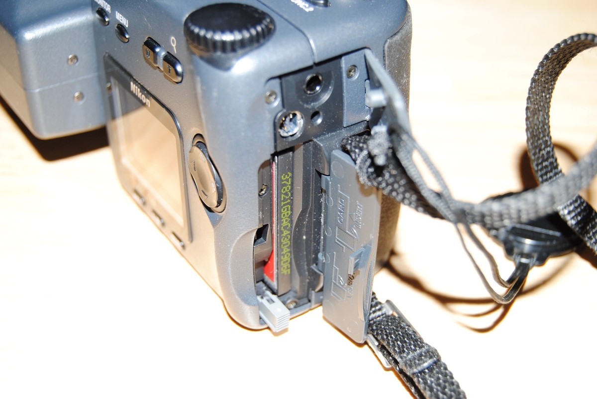 【美品動作確認済み】NIKON COOLPIX E990 単三電池 Bibian 比比昂- Nikon COOLPIX E990(単三電池、スイバル式