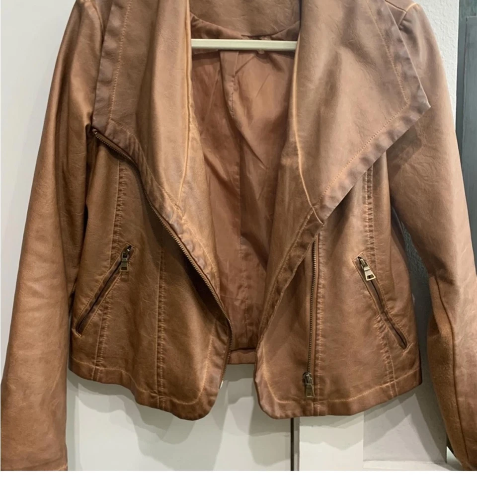 🏍️ Edgy Chic: Chaqueta de Moto Asimétrica Bagatelle Coñac Talla S Foto 3 de 4