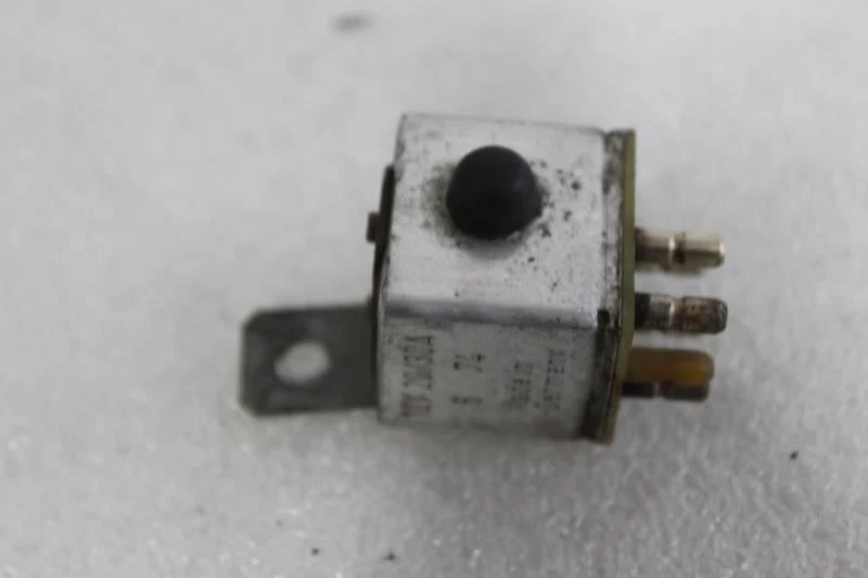 1974 1975 1976 1977 1978 1979 1980 MERCEDES 450SL R107 AIR POLLUTION RELAY - Image 2 of 4