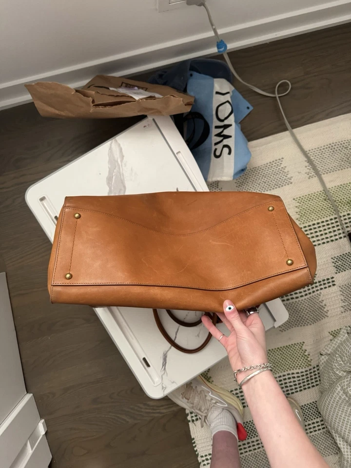 Shinola棕褐色大挎包 原价为995美元。 只用了四次。 — 第 4/4 张图片